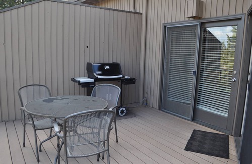 Redmond Condo | River views! Close to pool & river trail access with FREE Wifi