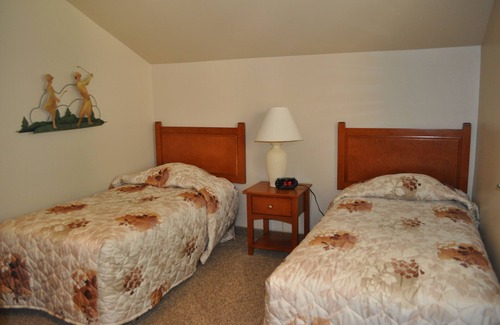 Redmond Condo | River views! Close to pool & river trail access with FREE Wifi