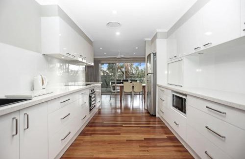 Hawks Nest House | River Views Pet Friendly