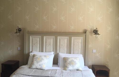 Tallanstown House | Riverbank, Country Pub and Guesthouse