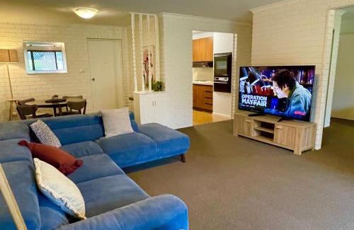 Wagga Wagga Apartment | “Riverbank Retreat” Central unit on the river