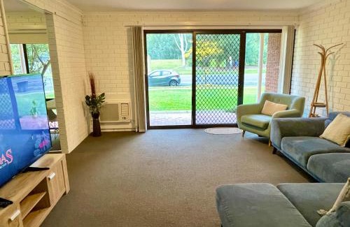 Wagga Wagga Apartment | “Riverbank Retreat” Central unit on the river