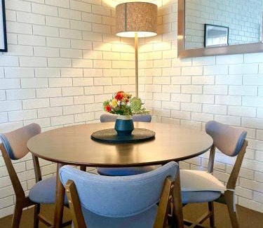 Wagga Wagga Apartment | “Riverbank Retreat” Central unit on the river