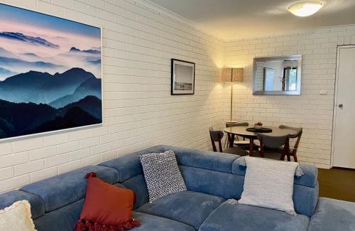 Wagga Wagga Apartment | “Riverbank Retreat” Central unit on the river