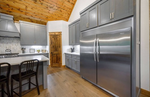 Broken Bow House | Riverbend Retreat - Gorgeous One Story with Loft, Waterfront Pond Access, Sleeps 16