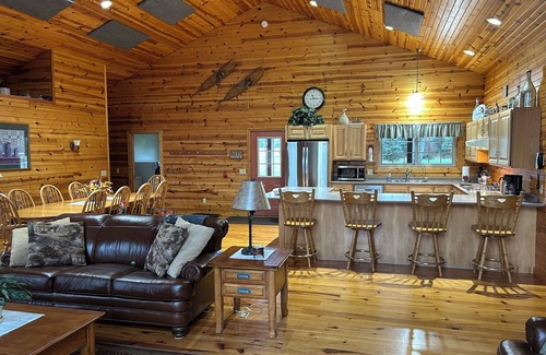 South Haven Cabin | Riverbend Retreat Lodge with fireplace, hot tub, two pools & pickleball ct.