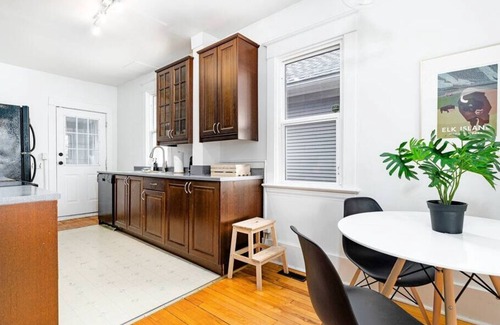 North Central Edmonton House | Riverdale. Sleeps 5. 5 Min to DT. 2 BD 1 Bath.
