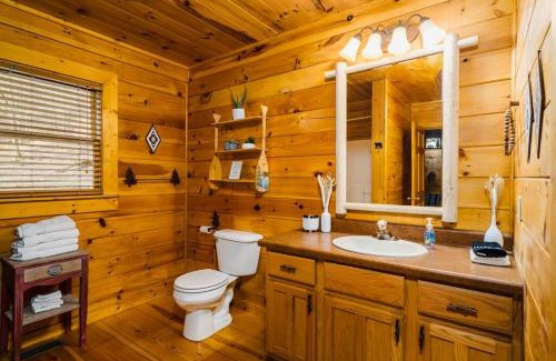 Ellijay House | Riveredge Escape Cabin-Flowing Waterfront-Hot Tub-Pools-Xbox-Pickleball
