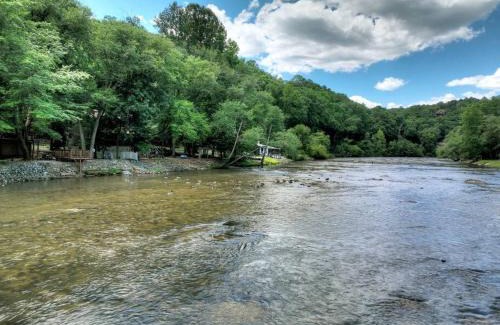 Ellijay House | Riveredge Escape Cabin-Flowing Waterfront-Hot Tub-Pools-Xbox-Pickleball