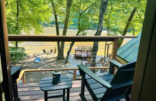 Ellijay House | Riveredge Escape Cabin-Flowing Waterfront-Hot Tub-Pools-Xbox-Pickleball