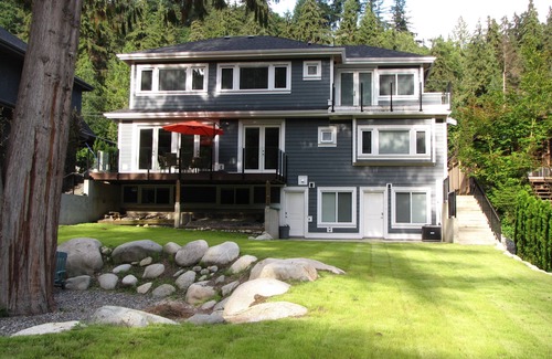 District of North Vancouver House | Riverfront Bed And Breakfast - Seymour Room