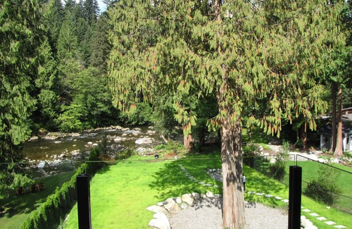 District of North Vancouver House | Riverfront Bed and Breakfast - Lynn Valley Room