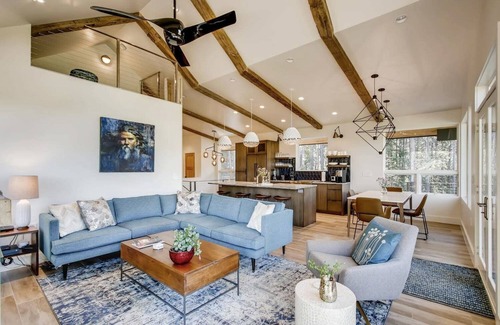 Black Hawk Cabin | Riverfront Cabin – Hot Tub, Fire Pit & Steam Shower