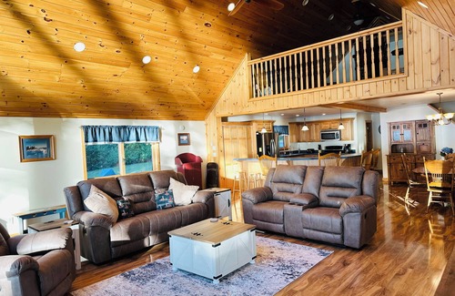 Clayton Cottage | Riverfront Cottage with a Majestic View- Hidden Gem
