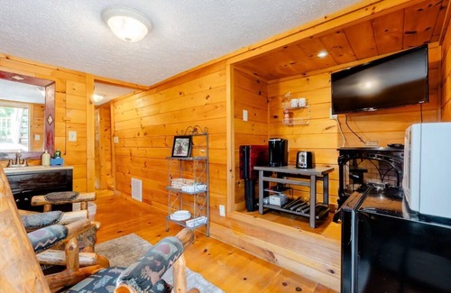 Blue Ridge Apartment | Riverfront Cozy Suite Convenient Location