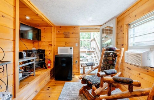 Blue Ridge Apartment | Riverfront Cozy Suite Convenient Location