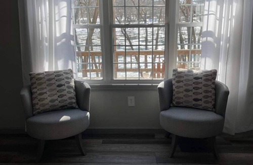 Newport House | Riverfront Getaway *Screened-in porch and deck!*