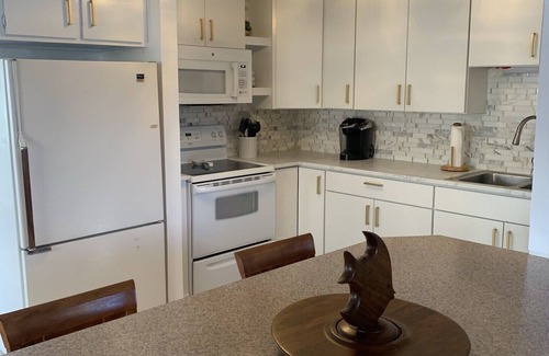 Bay City House | Riverfront Getaway