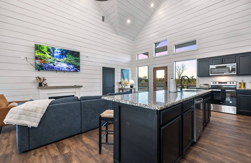 Broken Bow Cabin | Riverfront + Heated Pool, Pool Table, Kayaks, Fishing | EV