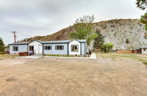 Helena Cottage | Riverfront Helena Retreat w/Small Dock + Kayaks!