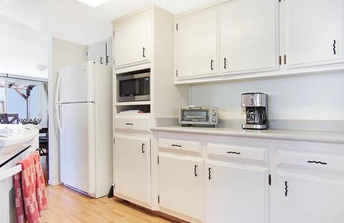 Three Rivers House | Riverfront Home near Sequoia National Park with EV charger.