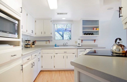 Three Rivers House | Riverfront Home near Sequoia National Park with EV charger.