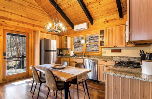 Ellijay Cabin | Riverfront King Suite Cabin, Coosawattee Resort, Fire Pit, WIFI, BBQ,Hot Tub