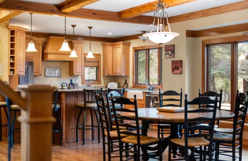 Bellaire Cabin | [Riverfront Lodge] ~ Downtown Bellaire ~ Private Dock Available ~ Walk to town!
