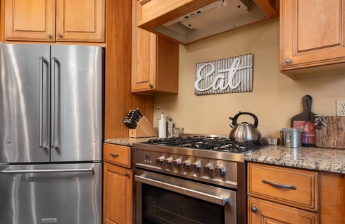 Bellaire Cabin | [Riverfront Lodge] ~ Downtown Bellaire ~ Private Dock Available ~ Walk to town!