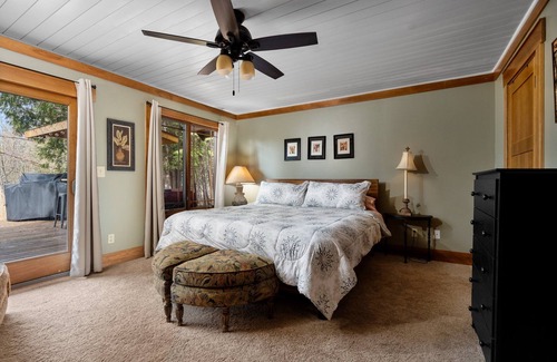 Bellaire Cabin | [Riverfront Lodge] ~ Downtown Bellaire ~ Private Dock Available ~ Walk to town!