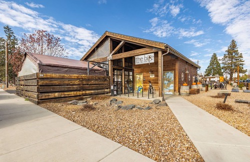 Tumalo House | Riverfront on half acre lot-2 car garage-walk to tap house and restaurants