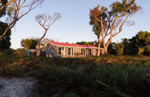 Bridport House | Riverfront Seclusion with Direct Access To Beach