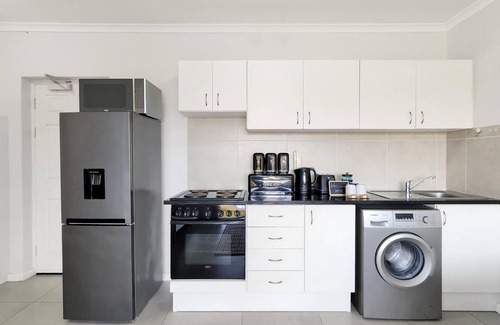 Rondebosch Apartment | Rivers Edge Apartment in Rondebosch with Balcony