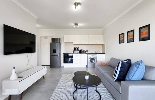 Rondebosch Apartment | Rivers Edge Apartment in Rondebosch with Balcony