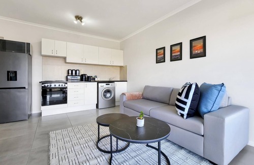 Rondebosch Apartment | Rivers Edge Apartment in Rondebosch with Balcony
