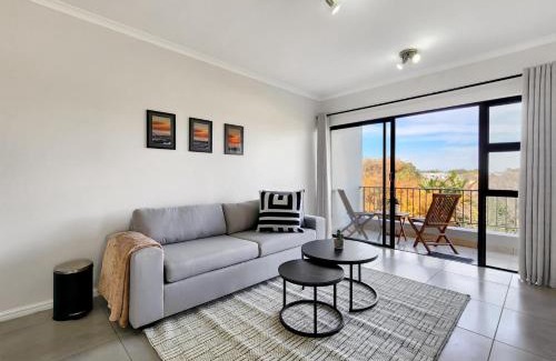 Rondebosch Apartment | Rivers Edge Apartment in Rondebosch with Balcony