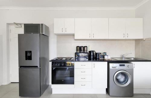 Rondebosch Apartment | Rivers Edge Apartment in Rondebosch with Balcony