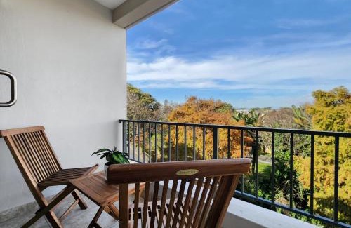 Rondebosch Apartment | Rivers Edge Apartment in Rondebosch with Balcony
