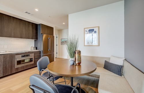 Rainey Street Historic District Condo | Riverside 30th floor penthouse Rainey St condo with the best view in Austin