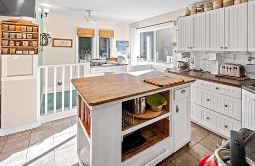 Shawnigan Lake House | ~♡RIVERSIDE Adventures./3+Den BR Cabin Offgrid. Pet &Family/Toddler Friendly.