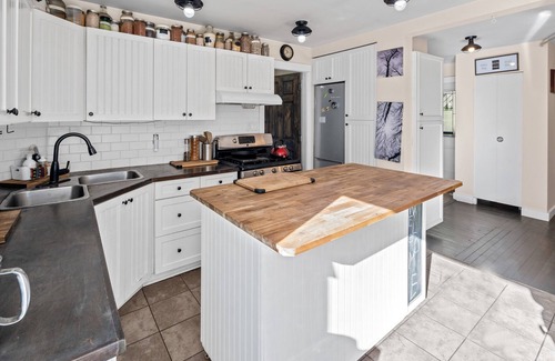 Shawnigan Lake House | ~♡RIVERSIDE Adventures./3+Den BR Cabin Offgrid. Pet &Family/Toddler Friendly.