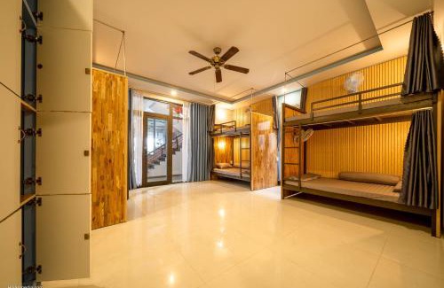 Cam An House | Riverside Dorm and Restaurant