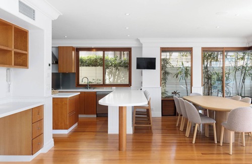 Noosa Heads House | Riverside Elegance on Noosa Parade