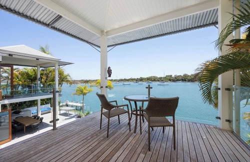 Noosa Heads House | Riverside Elegance on Noosa Parade