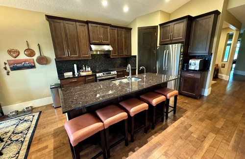Quarry Park House | Riverside Haven in Quarry Park. Classy bungalow close to fun & nature.