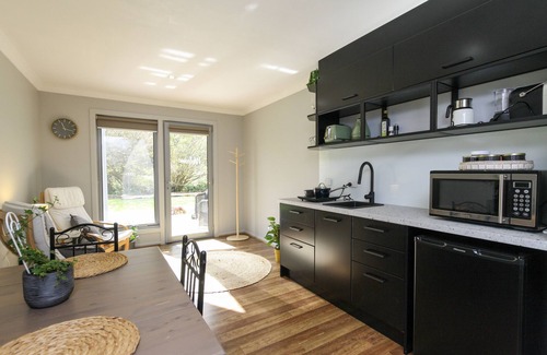 Healesville House | Riverside Haven is located in Healesville on the banks of the Watts River