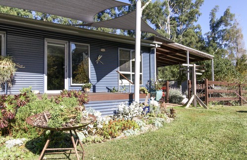 Healesville House | Riverside Haven is located in Healesville on the banks of the Watts River