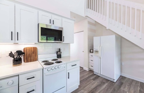 Lincoln Apartment | Riverside Lodge Condo with Mountain & River Views!