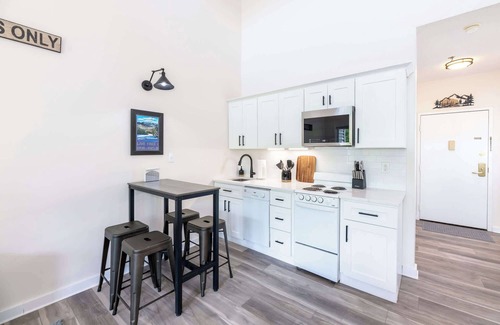 Lincoln Apartment | Riverside Lodge Condo with Mountain & River Views!