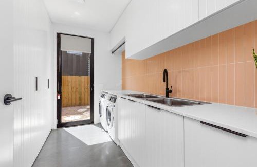 Ocean Grove House | Riverside Luxe- Brand New, 50m to river, 3 bedroom, pizza oven!